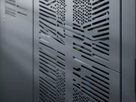 Nahaufnahme einer metallischen Server-Rack-Struktur mit klaren Linien und industrieller Ästhetik in einer ruhigen Umgebung. - Foto: über boerse-global.de