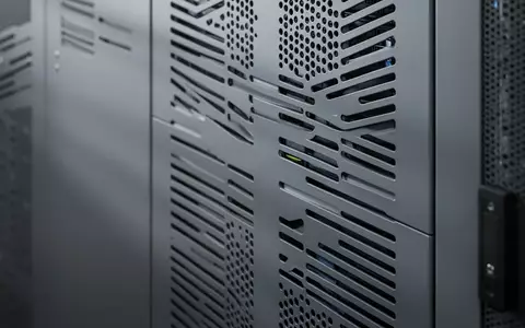Nahaufnahme einer metallischen Server-Rack-Struktur mit klaren Linien und industrieller Ästhetik in einer ruhigen Umgebung. - Foto: über boerse-global.de