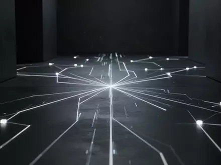 Abstrakte Darstellung von Datenströmen und vernetzten Knotenpunkten in einem minimalistischen, architektonischen Raum. - Foto: über boerse-global.de