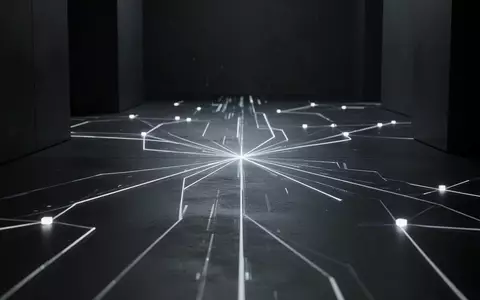 Abstrakte Darstellung von Datenströmen und vernetzten Knotenpunkten in einem minimalistischen, architektonischen Raum. - Foto: über boerse-global.de