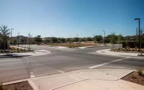 Eine leere Straßenkreuzung in einem Vorort von Austin, Texas, bei hellem Tageslicht. - Foto: über boerse-global.de
