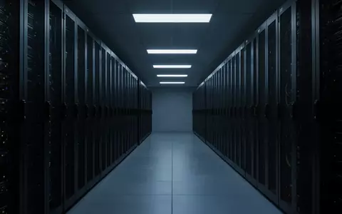 Leere, dunkle Serverraum-Gänge mit schweigenden Rechenzentrums-Racks in einer sterilen, technologischen Umgebung. - Foto: über boerse-global.de