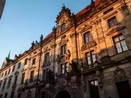 Historische Sandsteinfassade eines Gebäudes in der Münchner Altstadt im warmen Licht der Abendsonne. - Foto: über boerse-global.de
