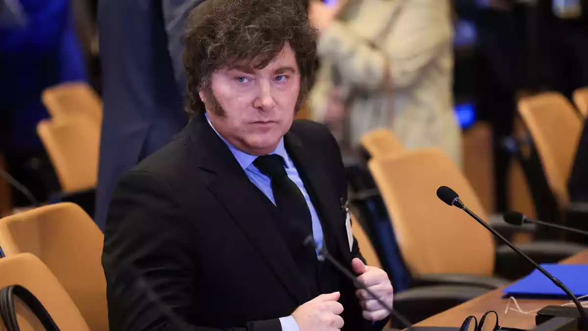 Argentiniens Präsident Javier Milei setzt London eine zweiwöchige Frist, um das aktuelle Erdölprojekt bei den Falklandinseln zu unterbinden. (Archivbild) - Bild: Charly Triballeau/Pool AFP/AP/dpa