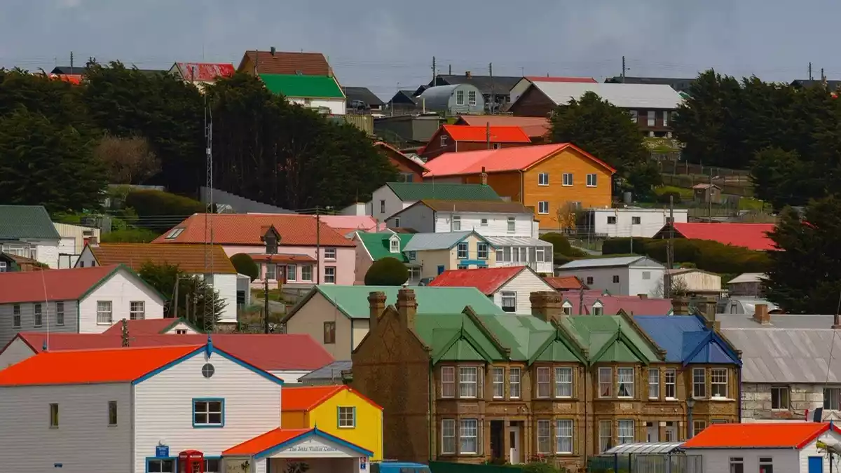 Seit Jahrzehnten streiten sich Argentinien und Großbritannien um die Falklandinseln mit ihrem Hauptort Stanley. (Archivbild) - Bild: Falkland Islands Government/PA Media/dpa