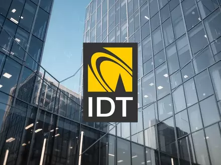 Abstrakte Darstellung von modernem Wachstum und Unternehmenserfolg vor einer Glasfassade bei klarem Himmel. - Foto: über boerse-global.de