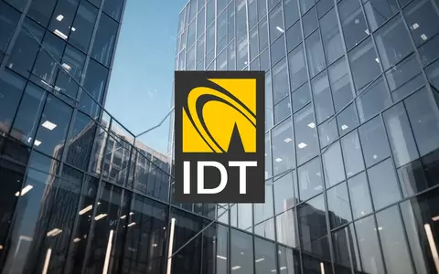 Abstrakte Darstellung von modernem Wachstum und Unternehmenserfolg vor einer Glasfassade bei klarem Himmel. - Foto: über boerse-global.de