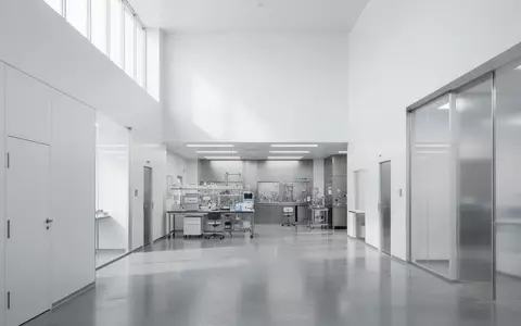 Modernes, steriles Forschungslabor mit hellen Oberflächen und natürlichem Licht, ohne Personen oder medizinische Geräte. - Foto: über boerse-global.de