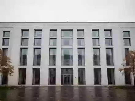 Moderne Fassade eines österreichischen Amtsgebäudes in Wien an einem bewölkten Herbsttag. - Foto: über boerse-global.de
