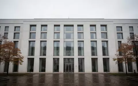 Moderne Fassade eines österreichischen Amtsgebäudes in Wien an einem bewölkten Herbsttag. - Foto: über boerse-global.de