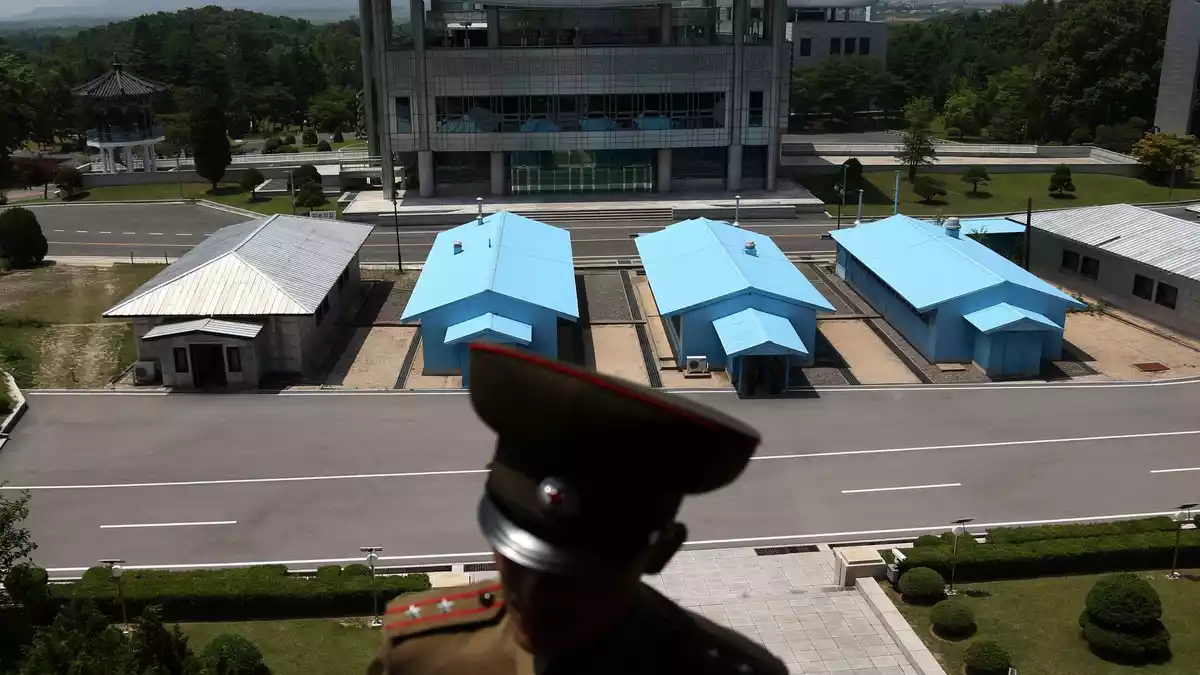 Seit Ende des Koreakriegs 1953 werden Nord- und Südkorea entlang der sogenannten demilitarisierten Zone (DMZ) getrennt - hier zu sehen von der nördlichen Seite. - Bild: Dita Alangkara/AP/dpa