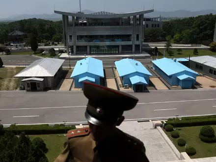 Seit Ende des Koreakriegs 1953 werden Nord- und Südkorea entlang der sogenannten demilitarisierten Zone (DMZ) getrennt - hier zu sehen von der nördlichen Seite. - Foto: Dita Alangkara/AP/dpa