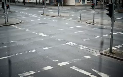 Eine leere, stĂ€dtische Kreuzung mit Fahrbahnmarkierungen bei bewölktem Tageslicht. - Foto: ĂŒber boerse-global.de