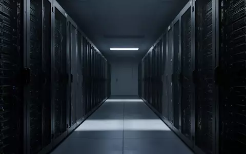 Dunkle, industrielle Server-Racks in einem modernen, sterilen Rechenzentrum mit langen Schattenlinien. - Foto: über boerse-global.de