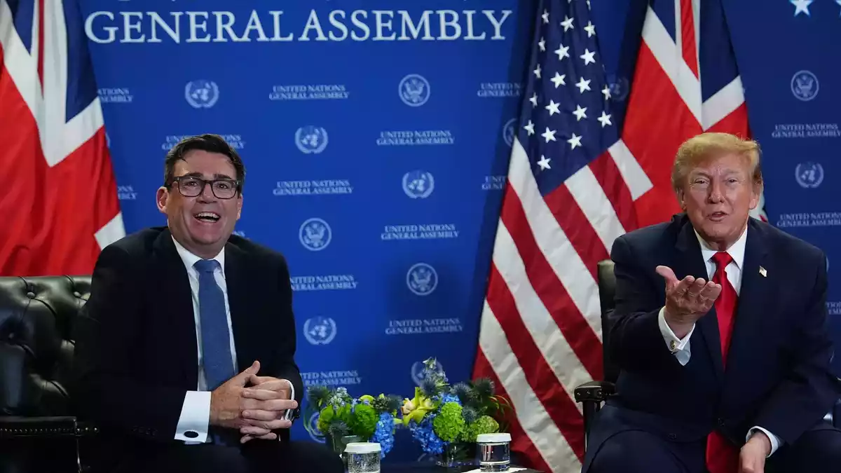 Auch Donald Trump scheint überzeugt von Andy Burnham. (Archivbild) - Bild: Julia Demaree Nikhinson/AP/dpa