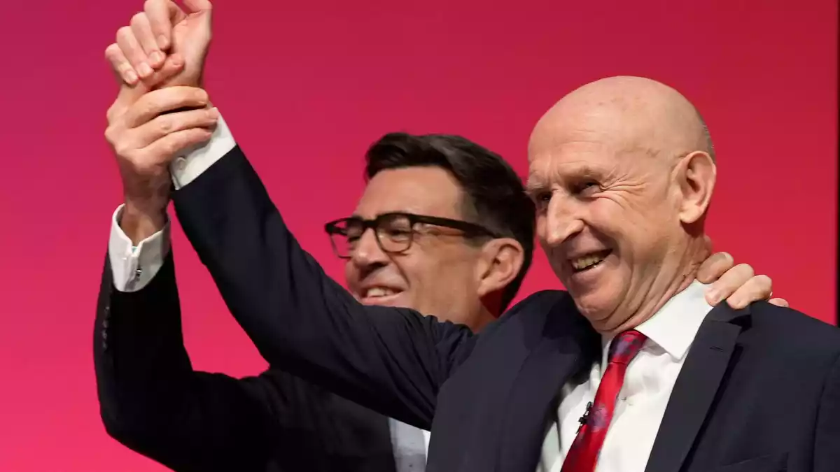 Zeigen sich guter Dinge: Premierminister Andy Burnham (l) und Finanzminister John Healey. (Archivbild) - Bild: Peter Byrne/PA Wire/dpa