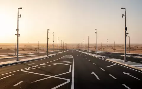 Eine moderne Teststrecke für autonomes Fahren in der Wüstenlandschaft von Dubai bei Sonnenuntergang. - Foto: über boerse-global.de
