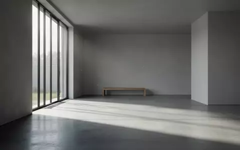 Ein minimalistischer, leerer Raum mit poliertem Betonboden und sanftem, natürlichem Lichteinfall durch ein großes Fenster. - Foto: über boerse-global.de