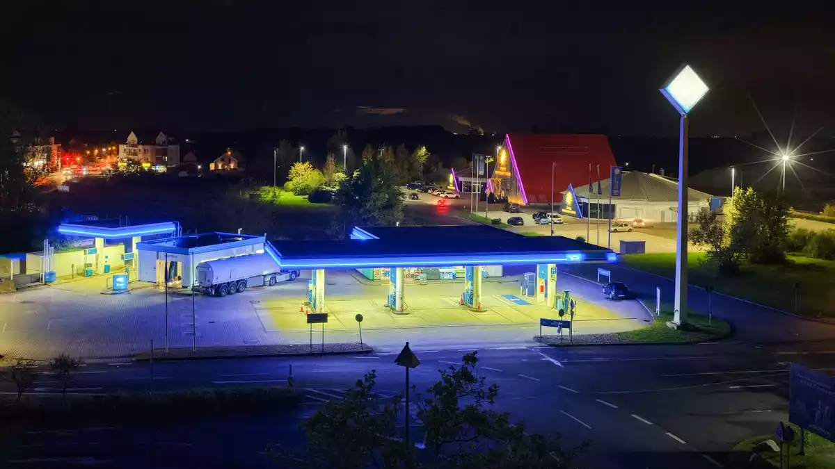 An vielen Tankstellen werden die Preise schon um Mitternacht fallen. Früh aufstehen muss man aber nicht, um billigen Sprit zu bekommen.  - Bild: Jan Woitas/dpa