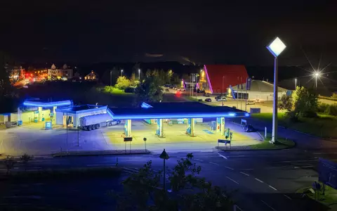 An vielen Tankstellen werden die Preise schon um Mitternacht fallen. Früh aufstehen muss man aber nicht, um billigen Sprit zu bekommen.  - Foto: Jan Woitas/dpa