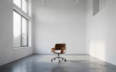 Ein minimalistischer, heller Behandlungsraum in einer Klinik mit einem einzelnen Holzstuhl in einer ruhigen Umgebung. - Foto: über boerse-global.de