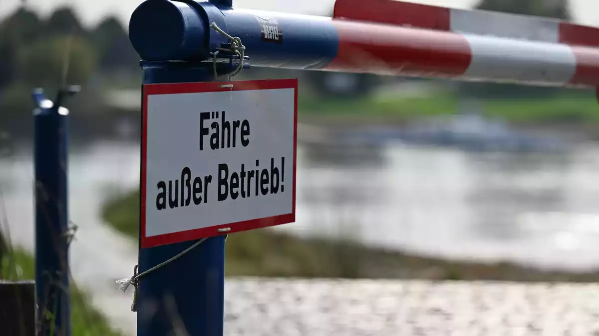 Das Wetter ist schön sonnig, doch der Ausflug endet an der Schranke statt auf der Rheinfähre nach Zons. (Archivbild) - Bild: Wolf von Dewitz/dpa