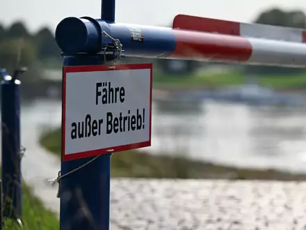 Das Wetter ist schön sonnig, doch der Ausflug endet an der Schranke statt auf der Rheinfähre nach Zons. (Archivbild) - Foto: Wolf von Dewitz/dpa