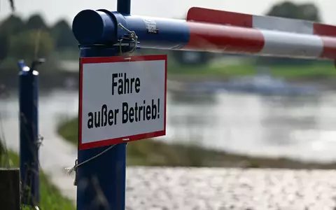 Das Wetter ist schön sonnig, doch der Ausflug endet an der Schranke statt auf der Rheinfähre nach Zons. (Archivbild) - Foto: Wolf von Dewitz/dpa