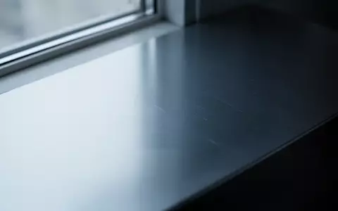 Nahaufnahme einer gebürsteten Aluminiumoberfläche mit weichem Lichteinfall, die technisches Design und Stabilität symbolisiert. - Foto: über boerse-global.de