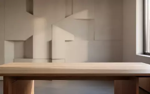Minimalistischer, sonnendurchfluteter Arbeitsplatz mit klarem Schreibtisch und weichen architektonischen Schatten. - Foto: über boerse-global.de