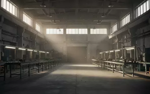 Eine leere, stille Industriehalle mit verlassenen Fertigungslinien und Betonboden in gedämpftem Licht. - Foto: über boerse-global.de