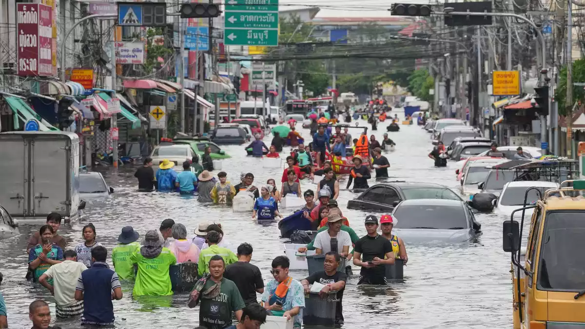 Teile Bangkoks standen tagelang unter Wasser. - Bild: Sakchai Lalit/AP/dpa