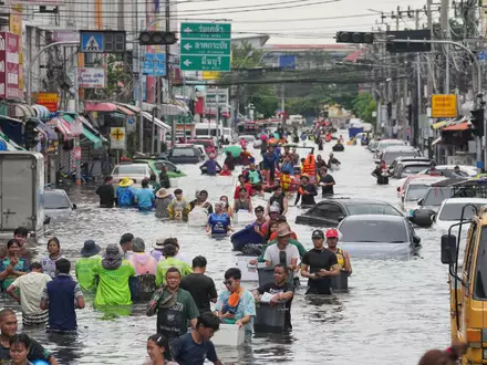 Teile Bangkoks standen tagelang unter Wasser. - Foto: Sakchai Lalit/AP/dpa