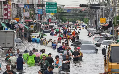Teile Bangkoks standen tagelang unter Wasser. - Foto: Sakchai Lalit/AP/dpa