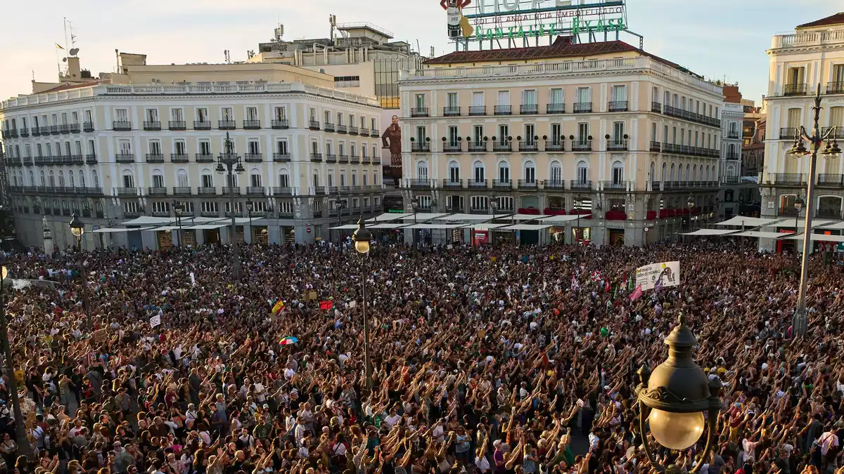 An dem Marsch in Madrid beteiligten sich Familien, Jugendliche und Rentner. - Bild: Manu Fernandez/AP/dpa