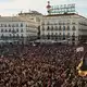 An dem Marsch in Madrid beteiligten sich Familien, Jugendliche und Rentner. - Bild: Manu Fernandez/AP/dpa
