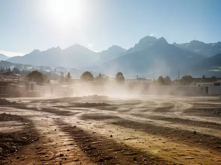 Eine sommerliche Baustelle im Kanton Luzern bei starker Sonneneinstrahlung und flirrender Hitze. - Foto: über boerse-global.de