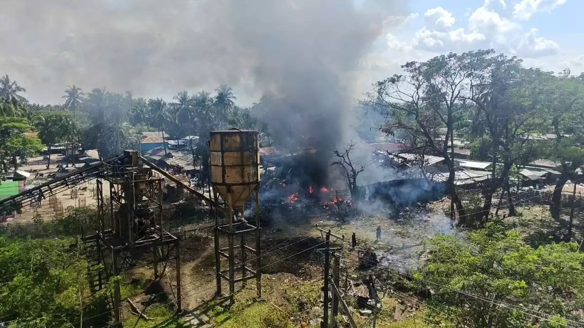 Dutzende Menschen sind bei dem Luftangriff getötet worden. - Bild: Uncredited/Wai Hun Aung/AP/dpa