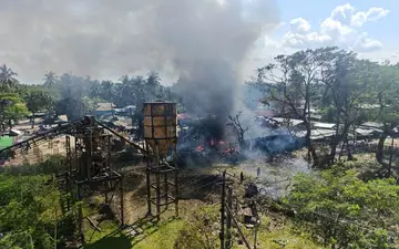 Dutzende Menschen sind bei dem Luftangriff getötet worden. - Foto: Uncredited/Wai Hun Aung/AP/dpa