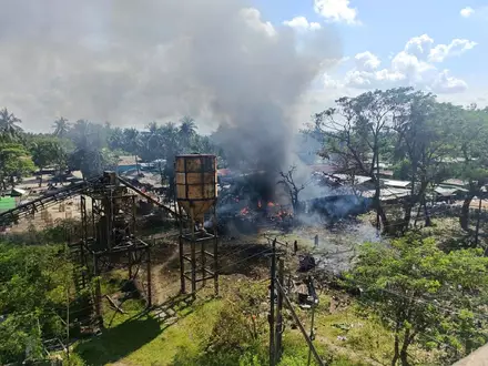 Dutzende Menschen sind bei dem Luftangriff getötet worden. - Foto: Uncredited/Wai Hun Aung/AP/dpa