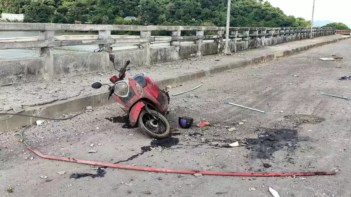 Kampfflugzeuge hatten die Stadt Kyauktaw attackiert. - Bild: Uncredited/Wai Hun Aung/AP/dpa
