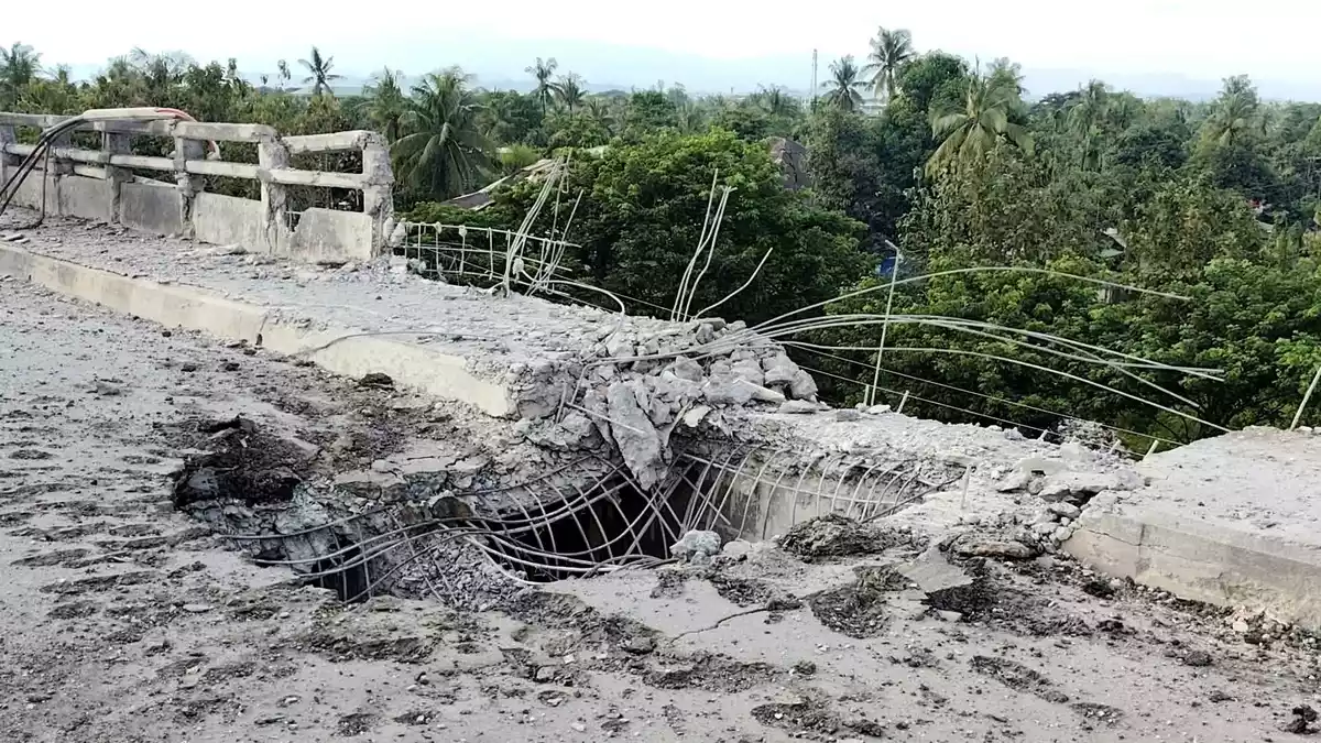 Die Bomben trafen einen Markt und eine Brücke. - Bild: Uncredited/Wai Hun Aung/AP/dpa