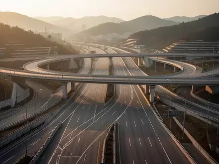 Eine weitläufige, menschenleere Autobahnkreuzung in Südkorea bei Sonnenuntergang, Fokus auf die komplexe Infrastruktur. - Foto: über boerse-global.de