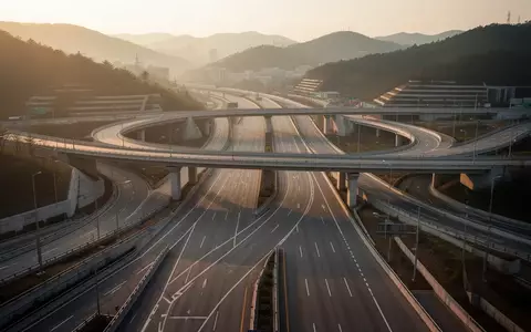 Eine weitläufige, menschenleere Autobahnkreuzung in Südkorea bei Sonnenuntergang, Fokus auf die komplexe Infrastruktur. - Foto: über boerse-global.de