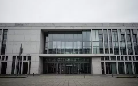 Moderne Fassade eines deutschen Gerichtsgebäudes aus Beton und Glas bei bewölktem Himmel. - Foto: über boerse-global.de