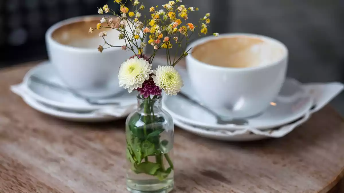 Zusammen Kaffee trinken und sich erzählen, was so los ist, ist ins Zwielicht geraten. (Illustration) - Bild: Peter Kneffel/dpa