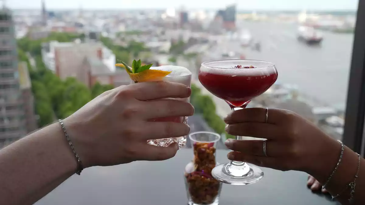Auf uns?! Viele Millennials treffen sich bloß noch auf einen Drink mit Freunden von Zeit zu Zeit und erzählen sich dann, was sie getrennt voneinander erlebt haben. (Archivbild) - Bild: Marcus Brandt/dpa