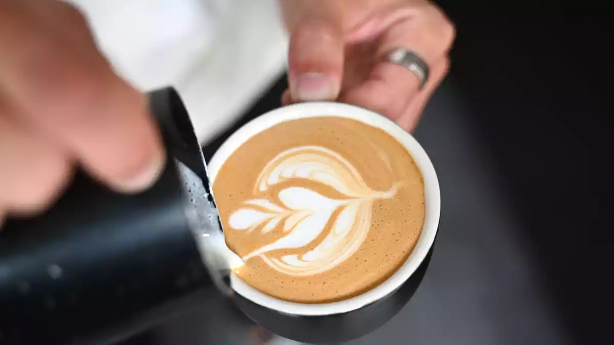 Die Frage ist: Ist ab und an Kaffee trinken und das Neueste hören genug für eine Freun­dschaft? (Illustration) - Bild: Elisa Schu/dpa