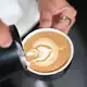 Die Frage ist: Ist ab und an Kaffee trinken und das Neueste hören genug für eine Freun­dschaft? (Illustration) - Bild: Elisa Schu/dpa