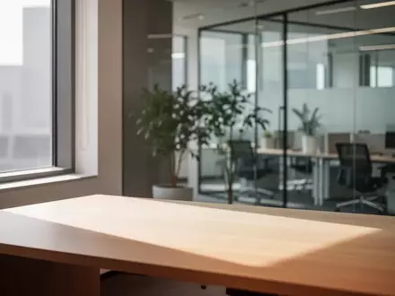 Ein minimalistisches, helles Büro mit einem leeren Schreibtisch und einer ruhigen, professionellen Arbeitsumgebung. - Foto: über boerse-global.de